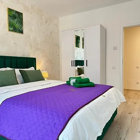 Апартаменты Luxury Near Station And Mall With Parking