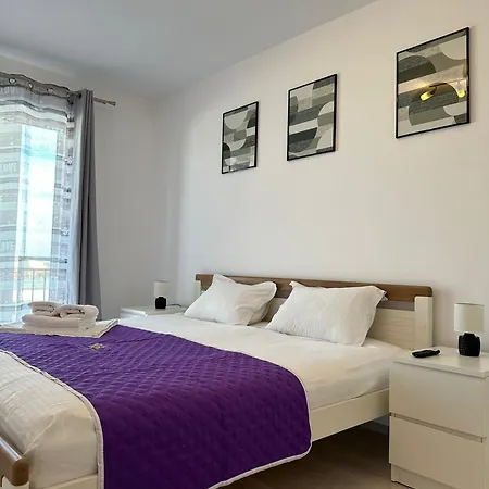 Luxury Near Station And Mall With Parking *