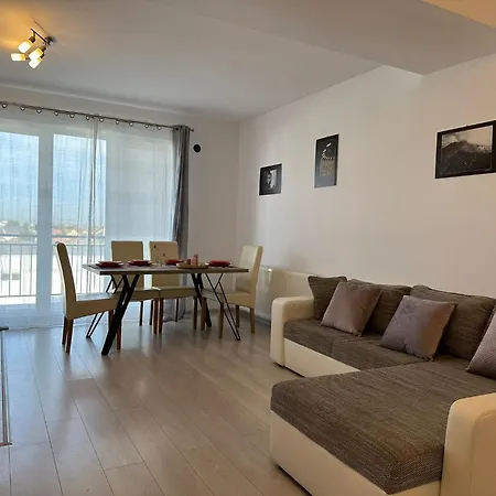 Апартаменты Luxury Near Station And Mall With Parking *