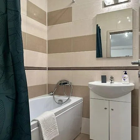 Luxury Near Station And Mall With Parking
