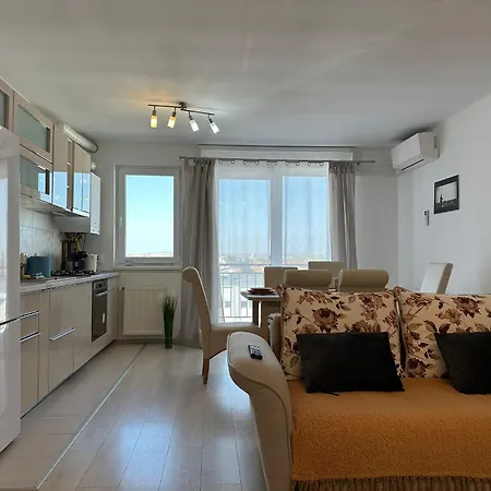 Апартаменты Luxury Near Station And Mall With Parking