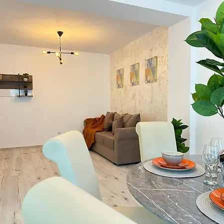 Luxury Near Station And Mall With Parking Апартаменты