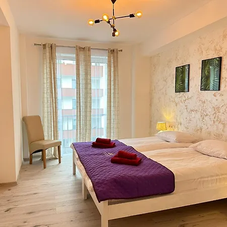 Апартаменты Luxury Near Station And Mall With Parking