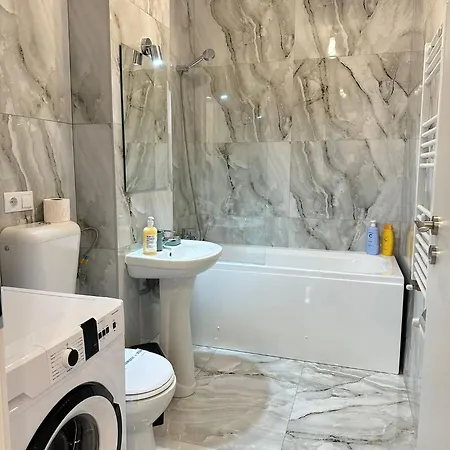 Апартаменты Luxury Near Station And Mall With Parking