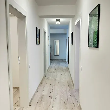 Luxury Near Station And Mall With Parking Апартаменты