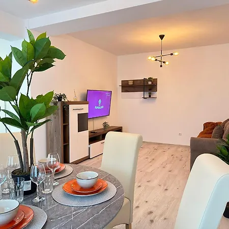 Luxury Near Station And Mall With Parking Апартаменты *