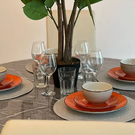 Luxury Near Station And Mall With Parking *